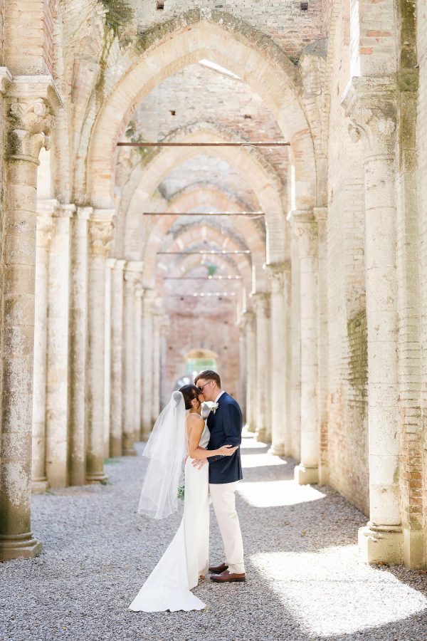 couple photo in san galgano abbey