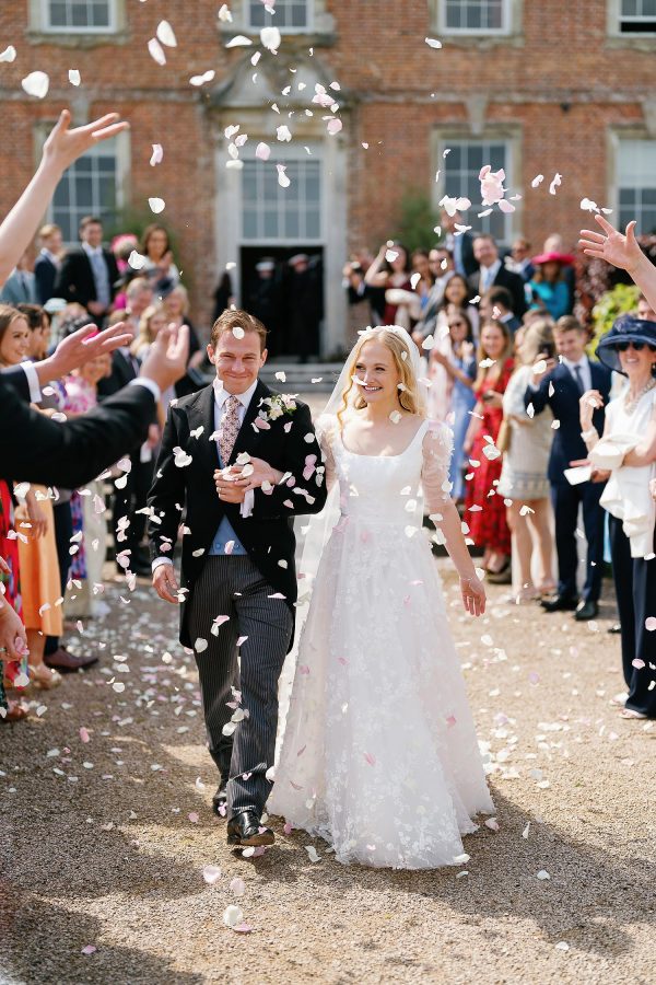 confetti in summer wedding