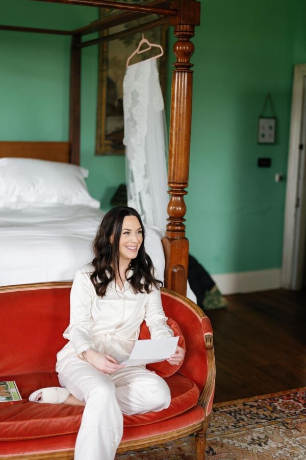 bride reading letter from the groom